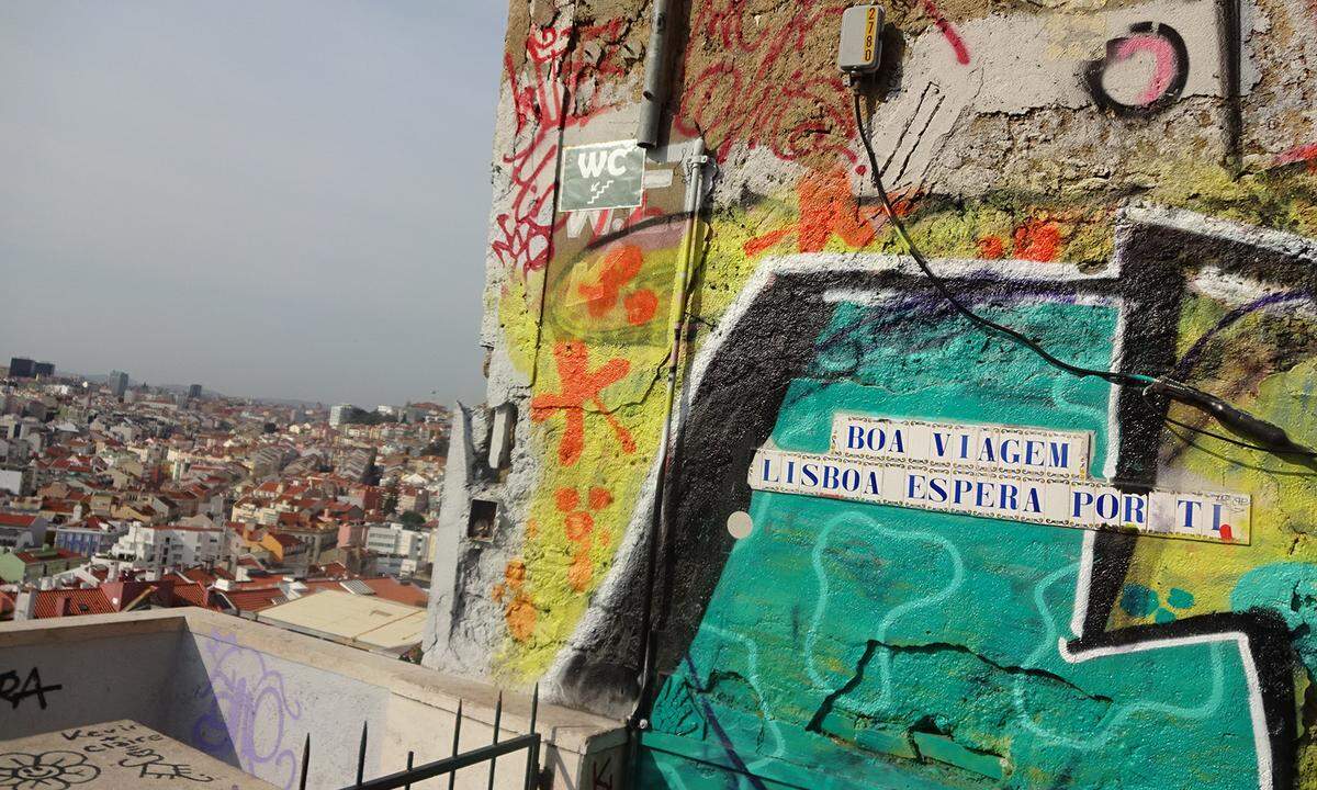 ... so zum Beispiel Aussichtspunkte wie den einst als Geheimtipp geltenden Miradouro da Nossa Senhora do Monte, im Viertel Graça. Von hier aus sieht man „alles“, das Castelo, die Unter- und Oberstadt, und die Brücke, die einst nach dem katholisch-rechtspopulistischen Diktator Salazar hieß und nach der Revolution 1975 zur „Ponte de 25 de Abril“ unmbenannt wurde. An diesem Tag gingen die Lissaboner auf die Straße und erzwangen die friedliche „Nelkenrevolution“.