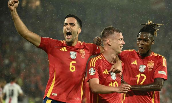 Mikel Merino, Dani Olmo und Nico Williams (l.) jubeln über Spaniens Aufstieg.