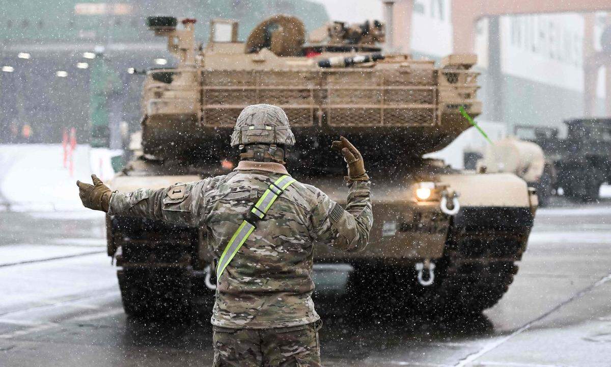 Ein US-Soldat vor einem Kampfpanzer M1A2 Abrams in Polen. Die USA sind offenbar bereit, weitere schwere Waffen an die Ukraine zu liefern. Allerdings keine Abrams-Kampfpanzer - diese soll Deutschland zur Bedingung für eine "Leopard 2"-Lieferung gemacht haben.