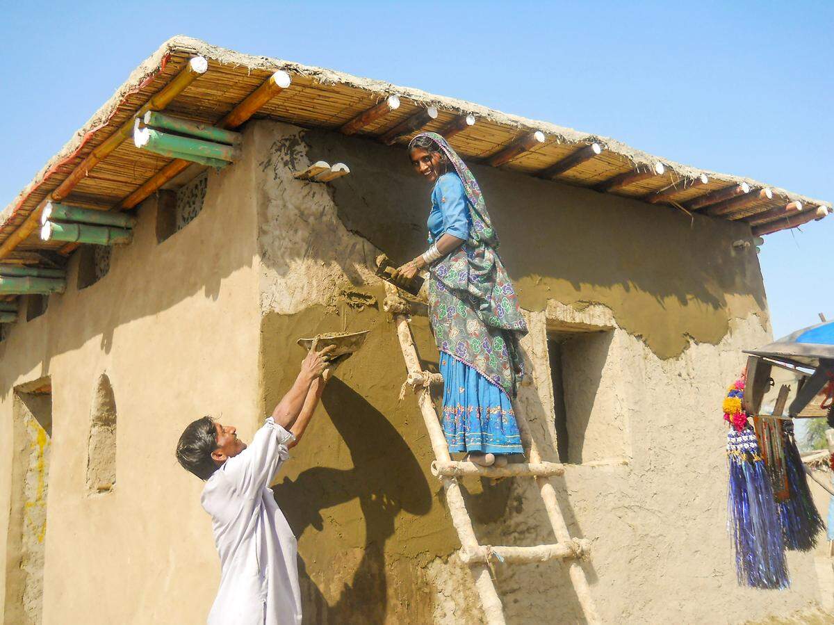 Heute praktiziert Lari Architektur als Klimaaktivismus, um die Rechte von Menschen und Natur gleichermaßen zu wahren. Im Bild: Yasmeen Laris Zero-Carbon-Architektur: flutresistente Häuser in Selbstbauweise in Sindh, Pakistan, seit 2010.