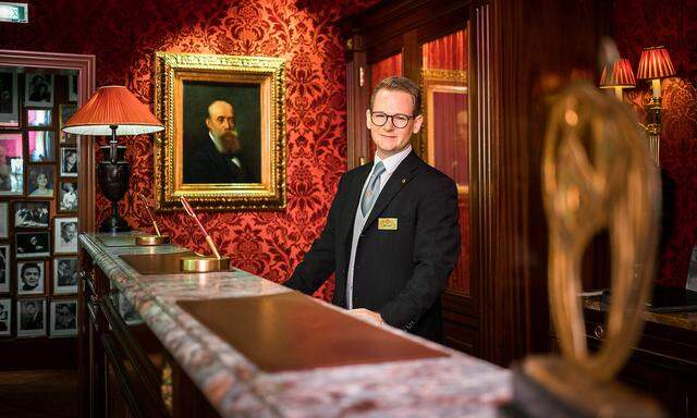 Weltbester FrontOffice Manager Rezeptionist Nikola Farkas Hotel Sacher Portrait by Akos Burg