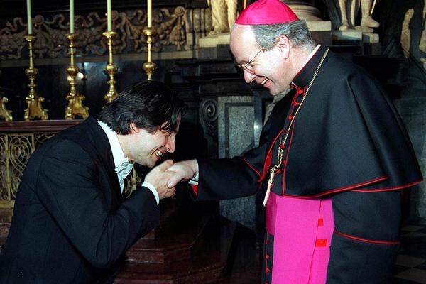 Seit mehr als 40 Jahren arbeitet der Dirigent auch mit den Wiener Philharmonikern zusammen. Als einem von wenigen Dirigenten haben sie im den "Goldenen Ring" verliehen.  Im Bild: Muti mit Kardinal Christoph Schönborn