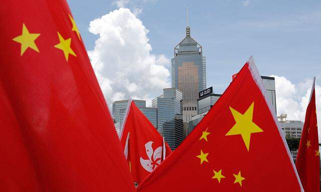 Die Wolkenkratzer von Hongkong verschwinden am 30. 6. hinter China-Flaggen von China-Anhängern, die das neue Sicherheitsgesetz befürworten.