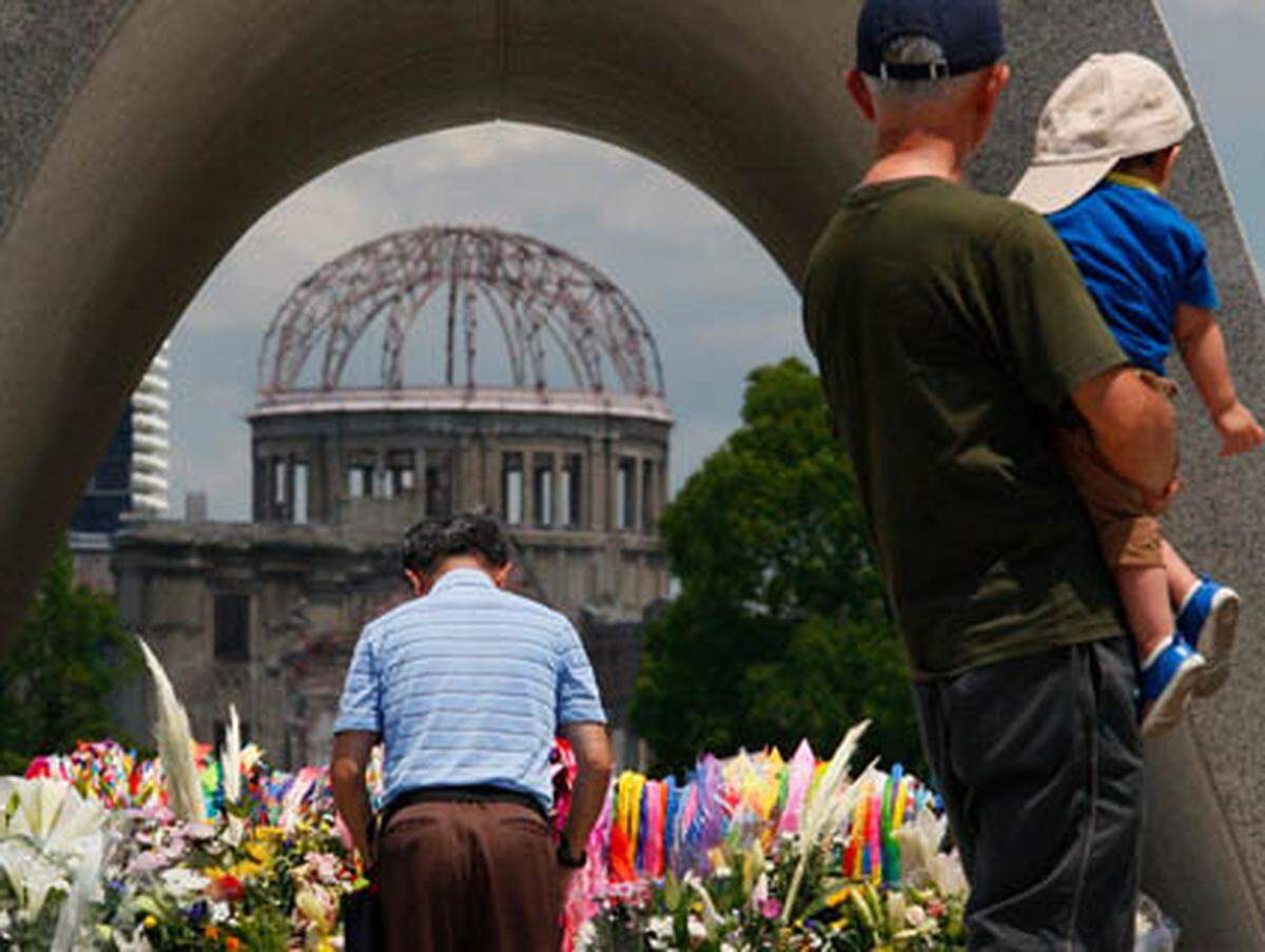 Die zerstörte Kuppel des ehemaligen Gebäudes der Industrie- und Handelskammer Hiroshimas (knapp 200 Meter vom Einschlagsort der Bombe entfernt) ist der zentrale Punkt des Friedensparks, zu dem viele Besucher kommen, um für die Opfer zu beten.