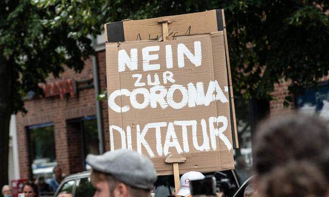 Eine Demonstration der sogenannten "Querdenker" in Berlin. Im Internet machen sie mobil - dem will Facebook einen Riegel vorschieben.