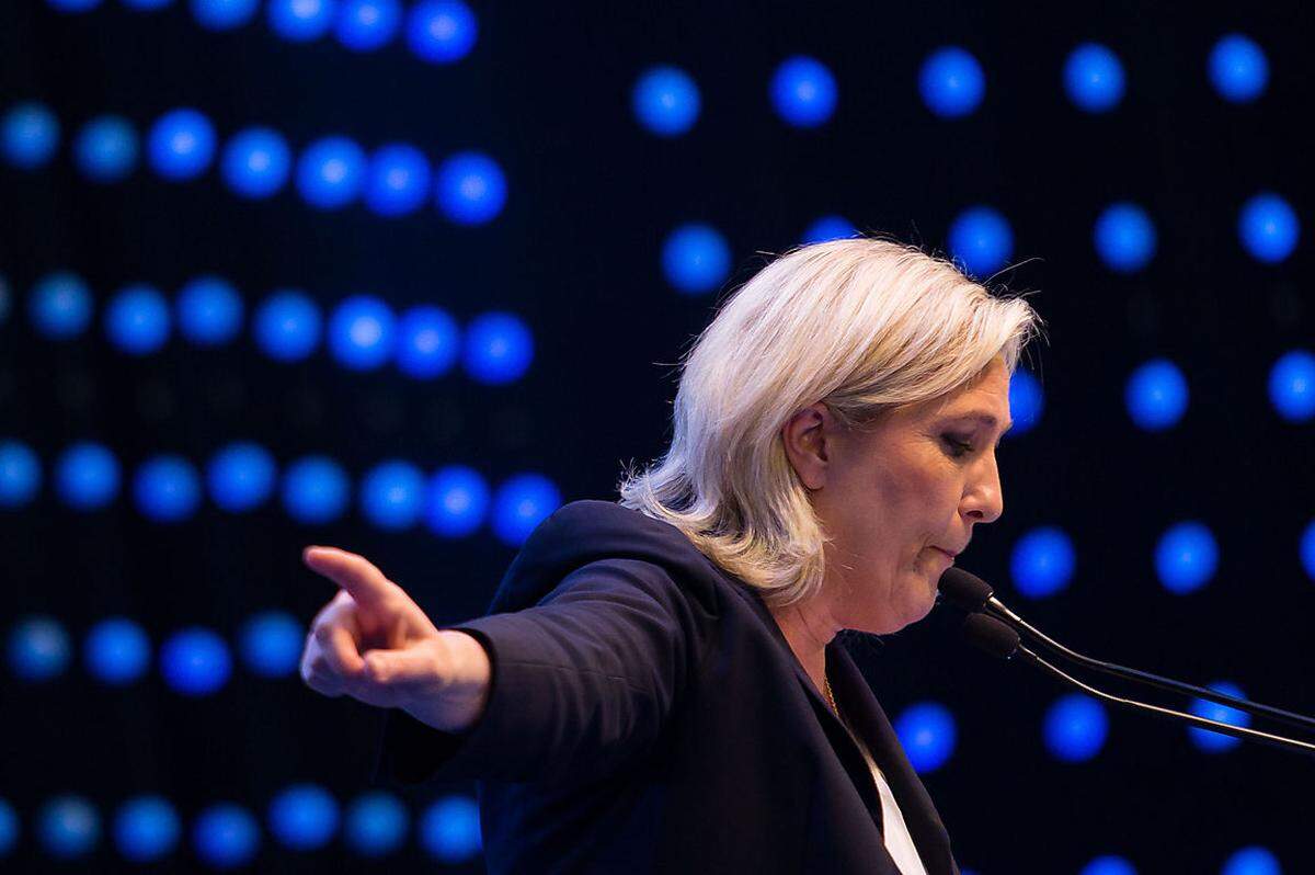 Die Chefin von Frankreichs rechtsextremer Front National, Marine Le Pen, hat ebenso weitere Abstimmungen in den EU-Mitgliedsstaaten gefordert. "Sieg der Freiheit!", schrieb Le Pen am Freitagmorgen auf Twitter. "Wie ich es seit Jahren fordere, brauchen wir jetzt dasselbe Referendum in Frankreich und in den Ländern der EU.