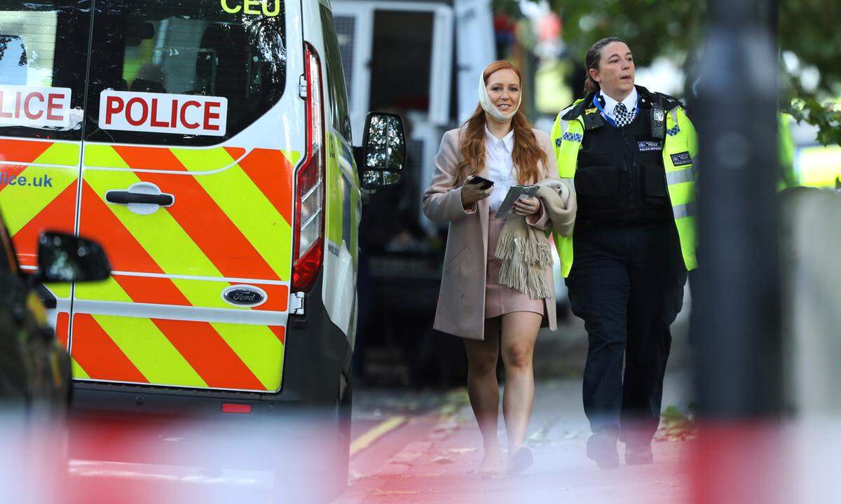 22 Menschen wurden verletzt in Krankenhäuser gebracht. Das teilte der Londoner Rettungsdienst per Kurznachrichtendienst Twitter mit. Keiner der Verletzten sei in einer ernsten oder lebensgefährlichen Lage, hieß es in der Mitteilung.