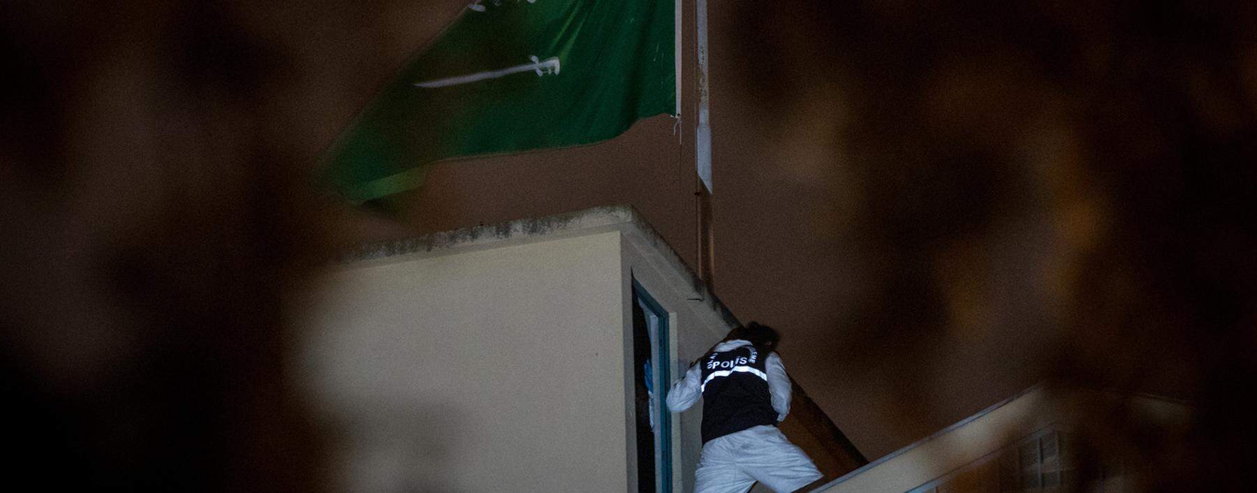 Archivbild: Ein türkischer Ermittler am 15. Oktober des Vorjahres auf dem Dach der saudischen Botschaft in Istanbul.
