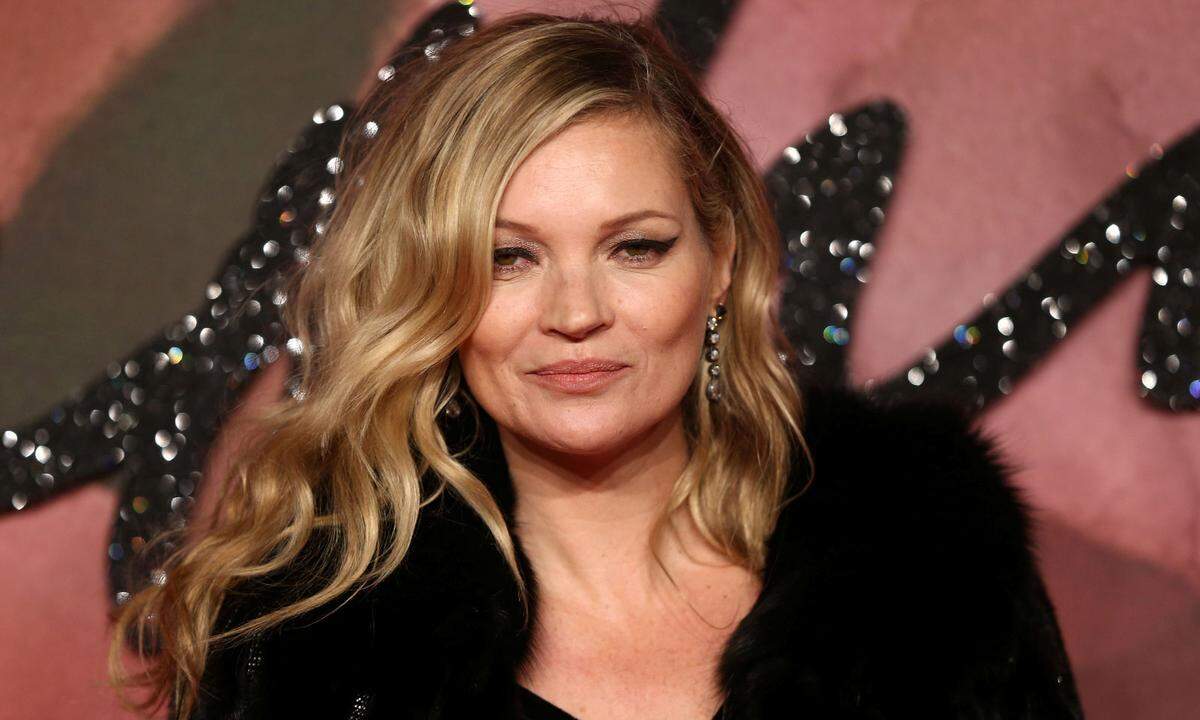 Nicht alle denken so groß wie Jay-Z. Kate Moss hat zu Ehren ihres zehnjährigen "Another"-Cover-Jubiläums einen "Absolut Moss" Cocktail kreiert. Dazu würzte die Britin ihren Lieblingsdrink "French '76" einfach mit ein paar Tropfen Peychaud's Bitters. Die restlichen Ingredienzien sind:  3 cl Wodka 1 cl Zitronensaft 1 cl Zuckersirup Schuss Champagner   