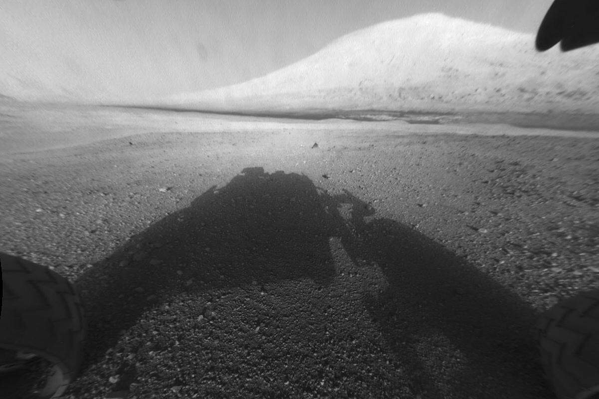 In etwa einem Jahr könnte das rollende Forschungslabor dann an den Hängen eines rund fünf Kilometer hohen Berges sein, der mitten im Krater steht. "Die Geschichte von 'Curiosity' hat gerade erst begonnen", sagte Nasa-Manager John Grunsfeld. "Der Rover wird Entdeckungen machen, die jenseits unserer Vorstellungskraft sind."