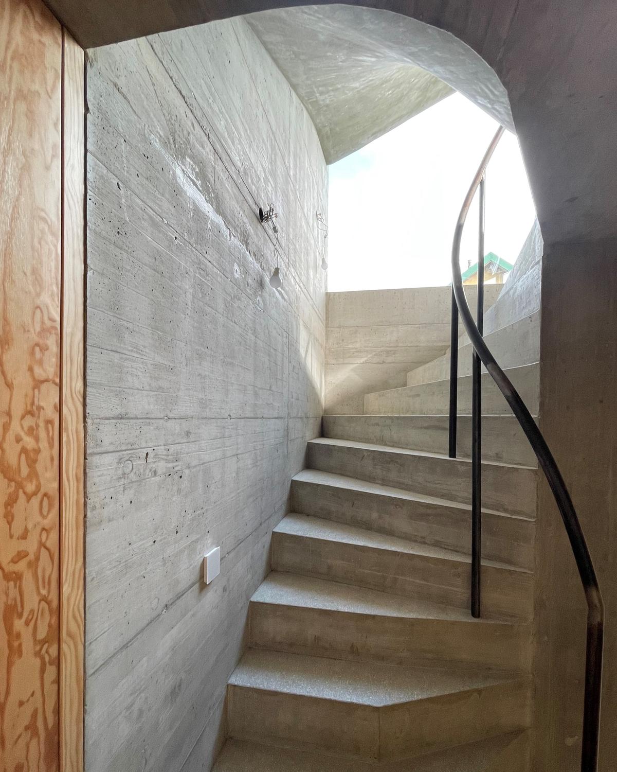 Die Betontreppe als Herzstück des Hauses. Ansicht im Untergeschoß.