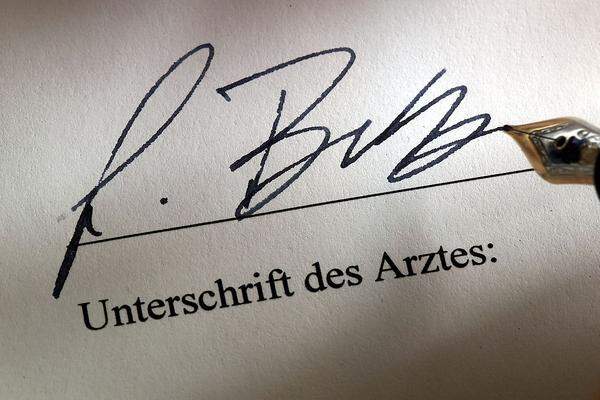 In der Übergangsphase mussten manche Ärzte dennoch mehr als 48 Stunden in der Woche arbeiten. Sie konnten sich freiwillig für ein sogenanntes Opt-out entscheiden, das ihnen ermöglichte, die vorgeschriebene Höchststundenanzahl zu überschreiten. Für all jene, die zwischen 1. Jänner und 1. Juli mehr als 48 Stunden pro Woche gearbeitet haben, gibt es pro Mehrstunde 33 Euro.