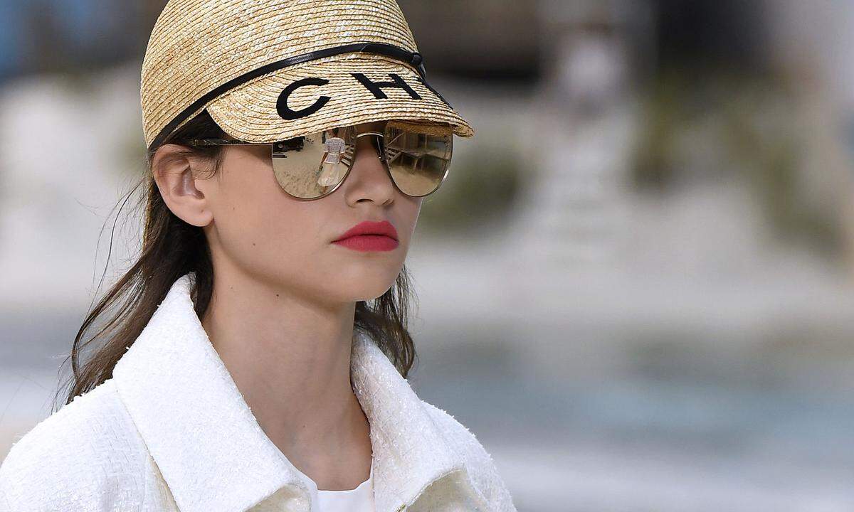 Und damit sind wir beim wichtigsten Neueinsteiger des Rankings: 9,6 Milliarden Dollar setzte Chanel Limited um. Das Unternehmen hat den Sitz übrigens nicht in Paris, sondern in London. Geprägt wurde die Chanel-Gruppe jahrzehntelang von Karl Lagerfeld, der heuer gestorben ist. Seine Nachfolge bei Chanel trat Virginie Viard an.