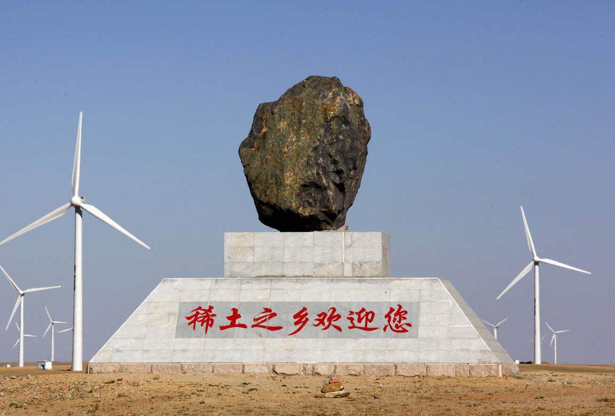 Chinas Reserven an Seltenen Erden sind zwischen 1996 und 2003 um 37 Prozent geschrumpft. Laut dem Handelsministerium sind sie binnen 15 bis 20 Jahren erschöpft, wenn sie weiter im selben Maß gefördert werden wie bisher."Die Heimat der Seltenen Erden begrüßt Dich" steht auf diesem Denkmal bei der Stadt Damao in der Inneren Mongolei