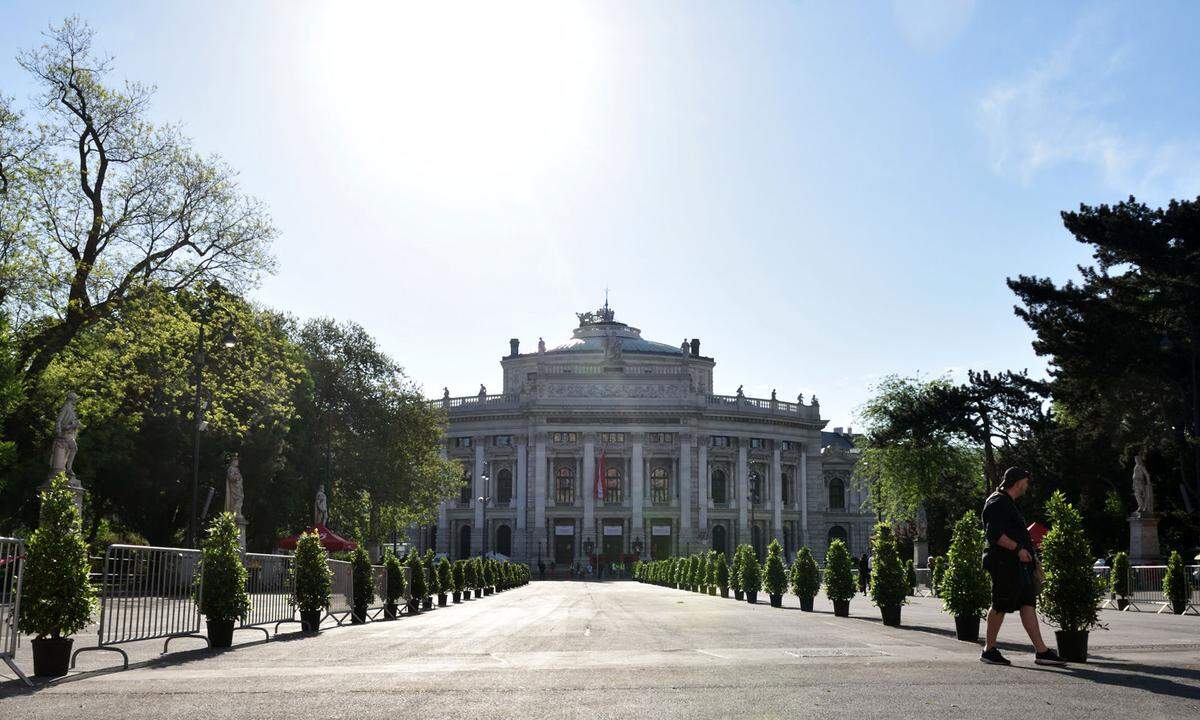 Seit den Morgenstunden zogen die einzelnen Delegationen aus den Bezirken in Richtung Rathausplatz, wo am späten Vormittag die Schlusskundgebung stattfand. Der Maiaufmarsch der SPÖ in Wien ist am Dienstag ganz im Zeichen der Kritik an der Bundesregierung gestanden. Die Vertreter der Parteispitze ließen in ihren Reden kein gutes Haar an Vorhaben wie dem 12-Stunden-Tag oder den AUVA-Einsparungsplänen. Jubel und Applaus setzte es aber nicht nur für die Angriffe in Richtung Bund - sondern auch für den Abschiedsauftritt von Michael Häupl.