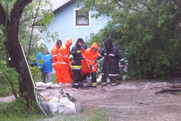 Freitag, 9 Uhr. Einsatzkräfte der Feuerwehr während einer Menschenrettung in Lehenrotte im Bezirk Lilienfeld.