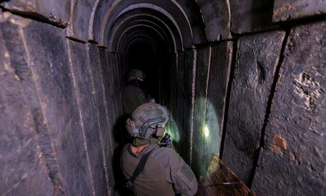 Ein israelischer Soldat sichert einen Hamas-Tunnel unterhalb des Al Shifa Krankenhauses in Gaza-Stadt (Archivbild von Ende November).