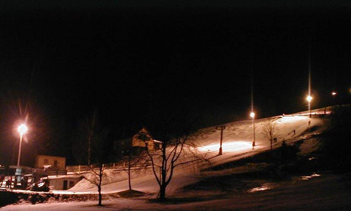 Zu bestimmten Terminen kann man auch in das nordwestliche Waldviertel zum After-Work-Skifahren aufbrechen. Die Pisten der Arralifte liegen auf einer Seehöhe von 750 bis 860 Meter und werden komplett künstlich beschneit, drei von ihnen sind auch bei Nacht beleuchtet. Von Wien ist man knapp 2 Stunden unterwegs.
