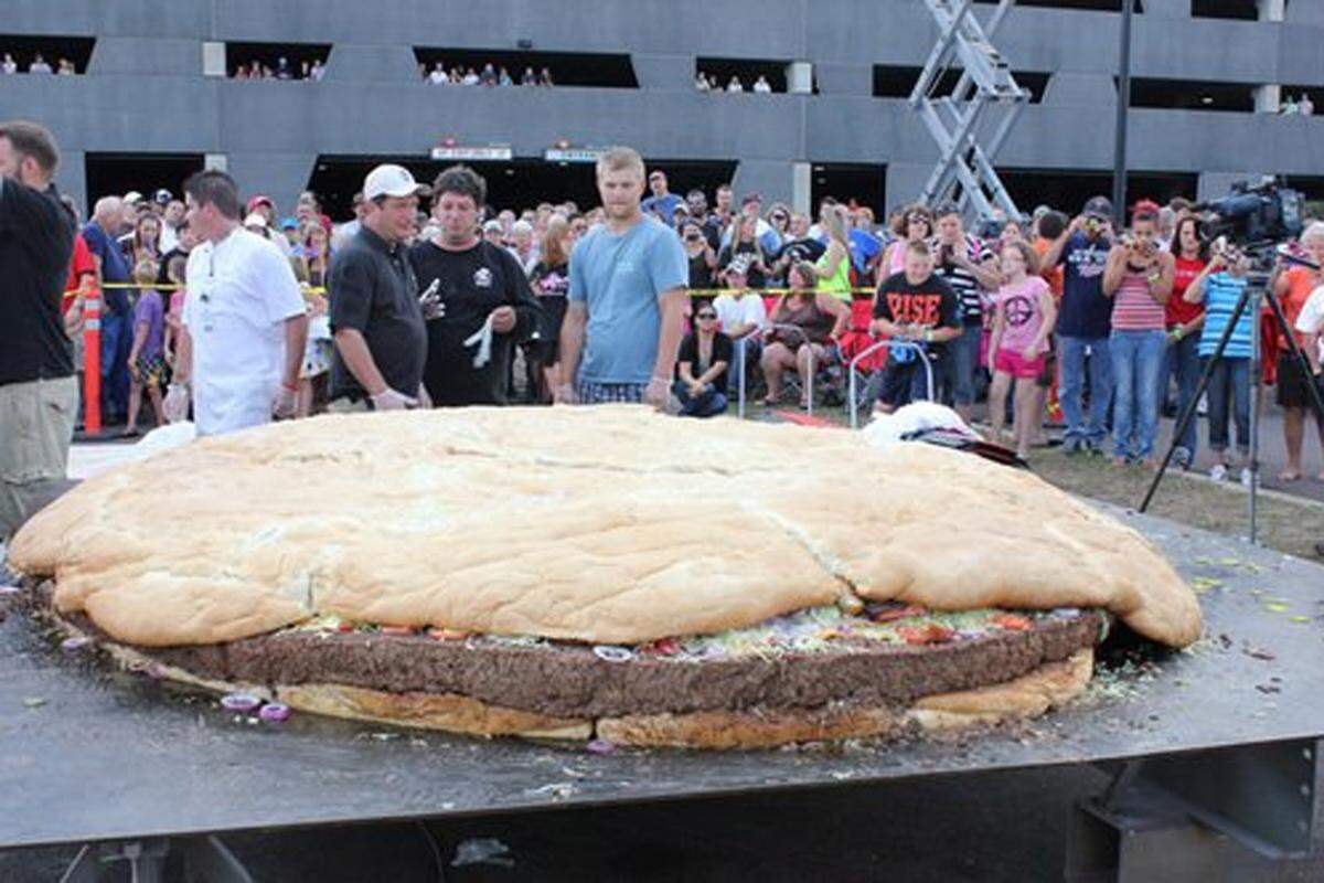 In Carlton im US-Bundesstaat Minnesota wurde der größte Burger der Welt gebrutzelt. Dieses Trumm sicherte sich einen Eintrag im Guinness-Buch der Rekorde. 7 Kilo Speck, 23 Kilo Salat, 23 Kilo Zwiebeln, 18 Kilo Gurken und 18 Kilo Käse.