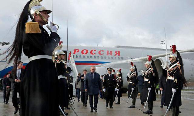 Wladimir Putin landete am Montag am Flughafen Charles de Gaulle in Paris.