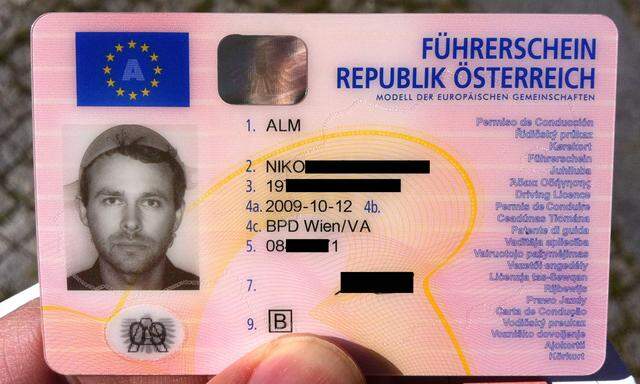  Niko Alms Führerschein mit dem Nudelsieb als religiöse Kopfbedeckung