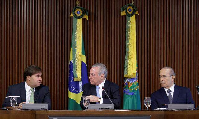 Die linke und die rechte Hand des Präsidenten Temer (Mitte), Parlamentspräsident Maia und Kabinettschef Padilha, sind in Verruf geraten.