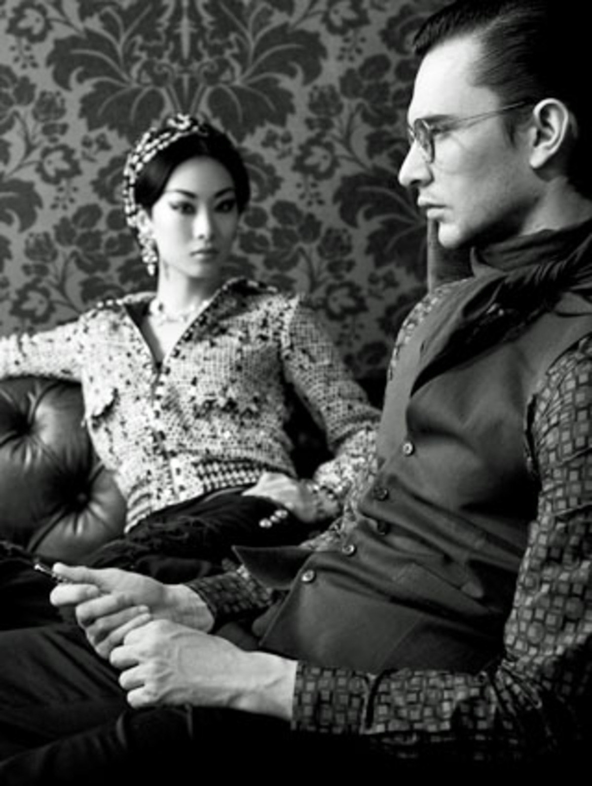 Sie: Schwarze Jeans, Gürtel als Haarschmuck am Kopf und Armband von Chanel, Halskette und Ohrringe von Jean Paul Gaultier für Swarovski, Tasche von Lawless. Er: Hemd, Gilet, Schal und Hose alles von Hermès, Füllfeder von Montblanc. Alle Preise auf Anfrage.