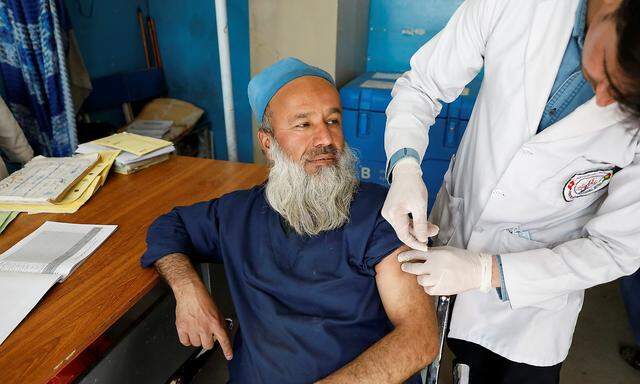 Auch im Krankenhaus von Kabul wird der AstraZeneca-Impfstoff an Personal verabreicht.