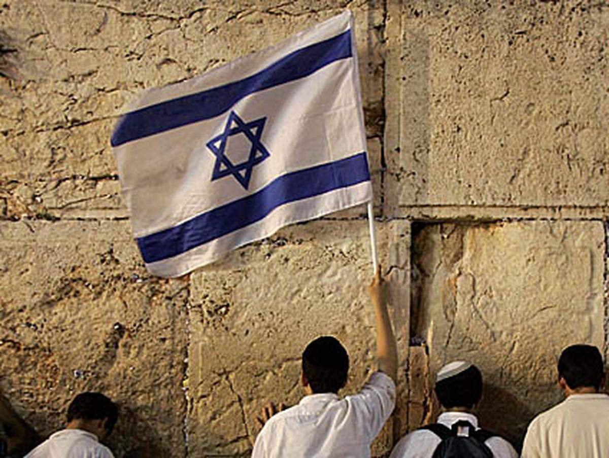 Die Beziehungen zwischen Österreich und Israel begannen im März 1949 mit der De-facto-Anerkennung Israels durch die noch junge Republik Österreich. Im Sommer des selben Jahres wurden die sterblichen Überreste von Theodor Herzl, dem "Vater des Zionismus", nach Jerusalem überstellt.