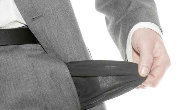 Geschaeftsmann ohne Geld in der Hosentasche ist Pleite - business manager is washed out