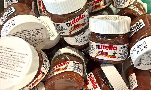Nutella von Ferrero im 25g Glas Schokocreme erfreut sich weltweit grosser Beliebtheit *** Nutella