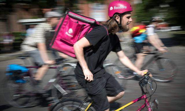 Deliverunion Deliverunion Fahraddemo Lieferdienst Fahrer von Foodora und Deliveroo protestieren geg