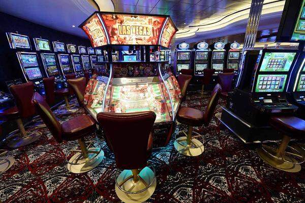 An Bord kann man sich die Zeit auch im Casino vertreiben.