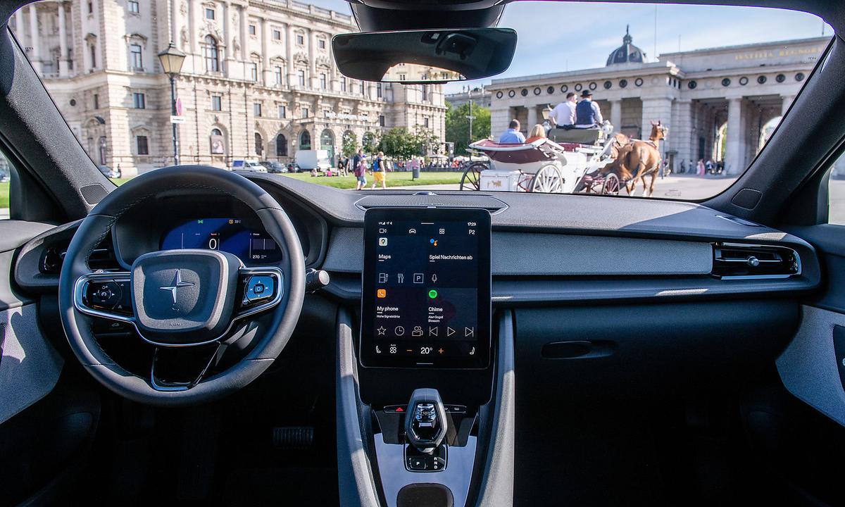 Das Herzstück ist Googles Android-Auto im großen Display in der Mitte.