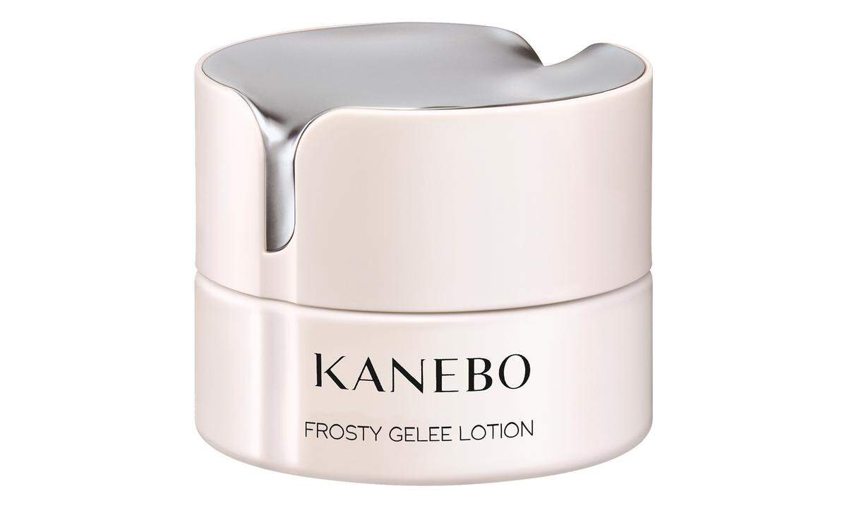 Die „Frosty Gelee Lotion" von Kanebo kühlt die Haut als Pflege oder Maske nach einem heißen Sonnentag und duftet dank Rosmarin, Lavendel, Minze und Jasmin wunderbar nach Urlaub. 40 ml, 54,40 Euro.