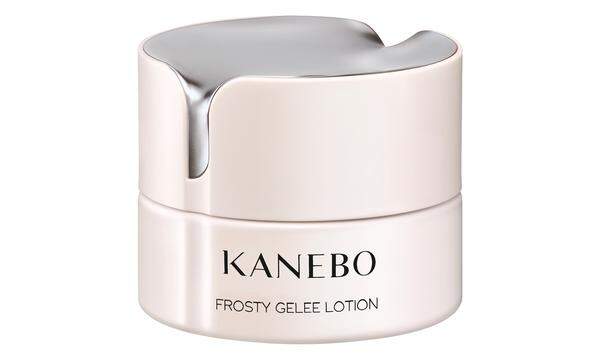 Die „Frosty Gelee Lotion" von Kanebo kühlt die Haut als Pflege oder Maske nach einem heißen Sonnentag und duftet dank Rosmarin, Lavendel, Minze und Jasmin wunderbar nach Urlaub. 40 ml, 54,40 Euro.
