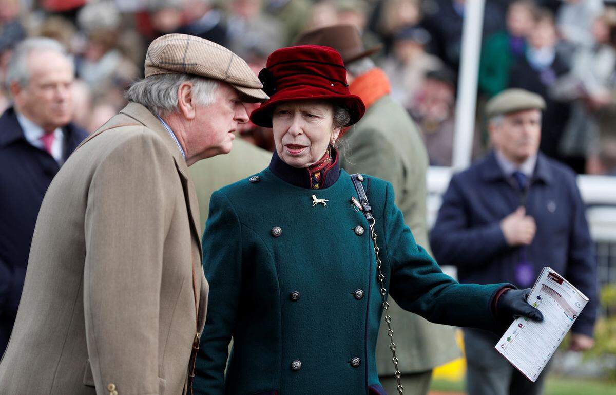 Princess Anne, die Tochter von Queen Elizabeth II, ist immer mit von der Partie. Und mit ihr eine goldene Pferdebrosche.