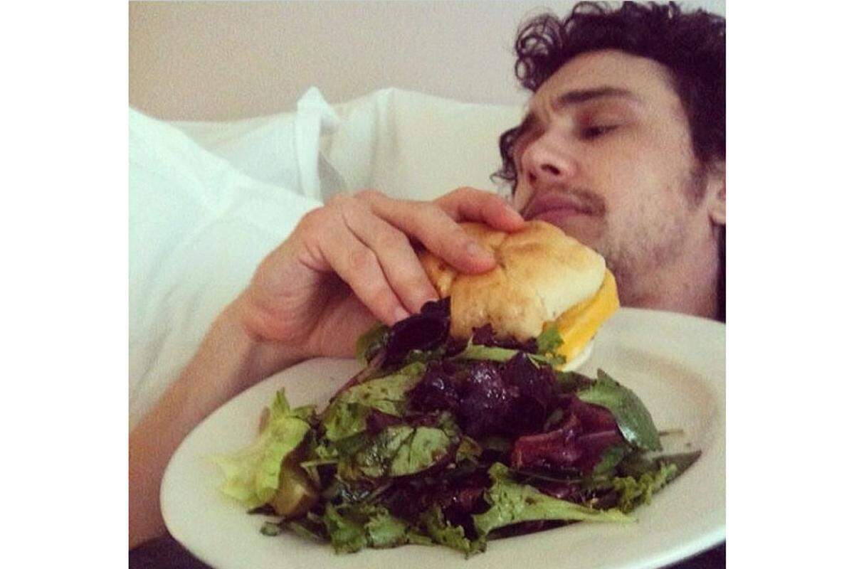 "Mmmm, Oscars", James Franco genoss die Oscar-Verleihung heuer inklusive Burger vom Bett aus.