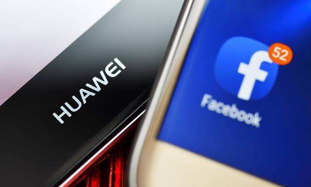 Logo des chinesischen Technologiekonzerns Huawei auf einem Smartphone und Smartphone mit Facebook Ap