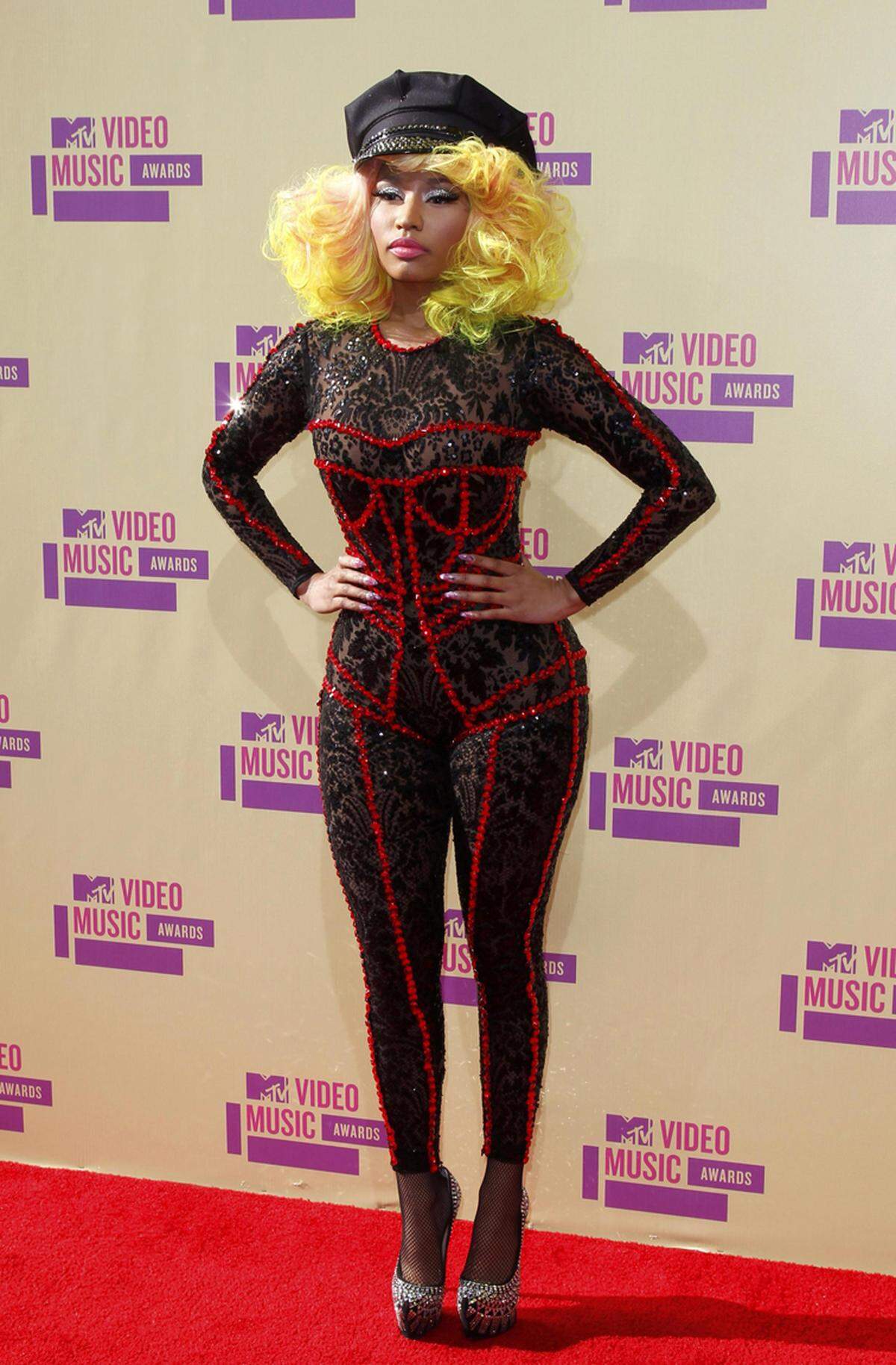 In einem schwarzen Spitzeneinteiler mit roten Verzierungen zeigte sich Sängerin Nicki Minaj.