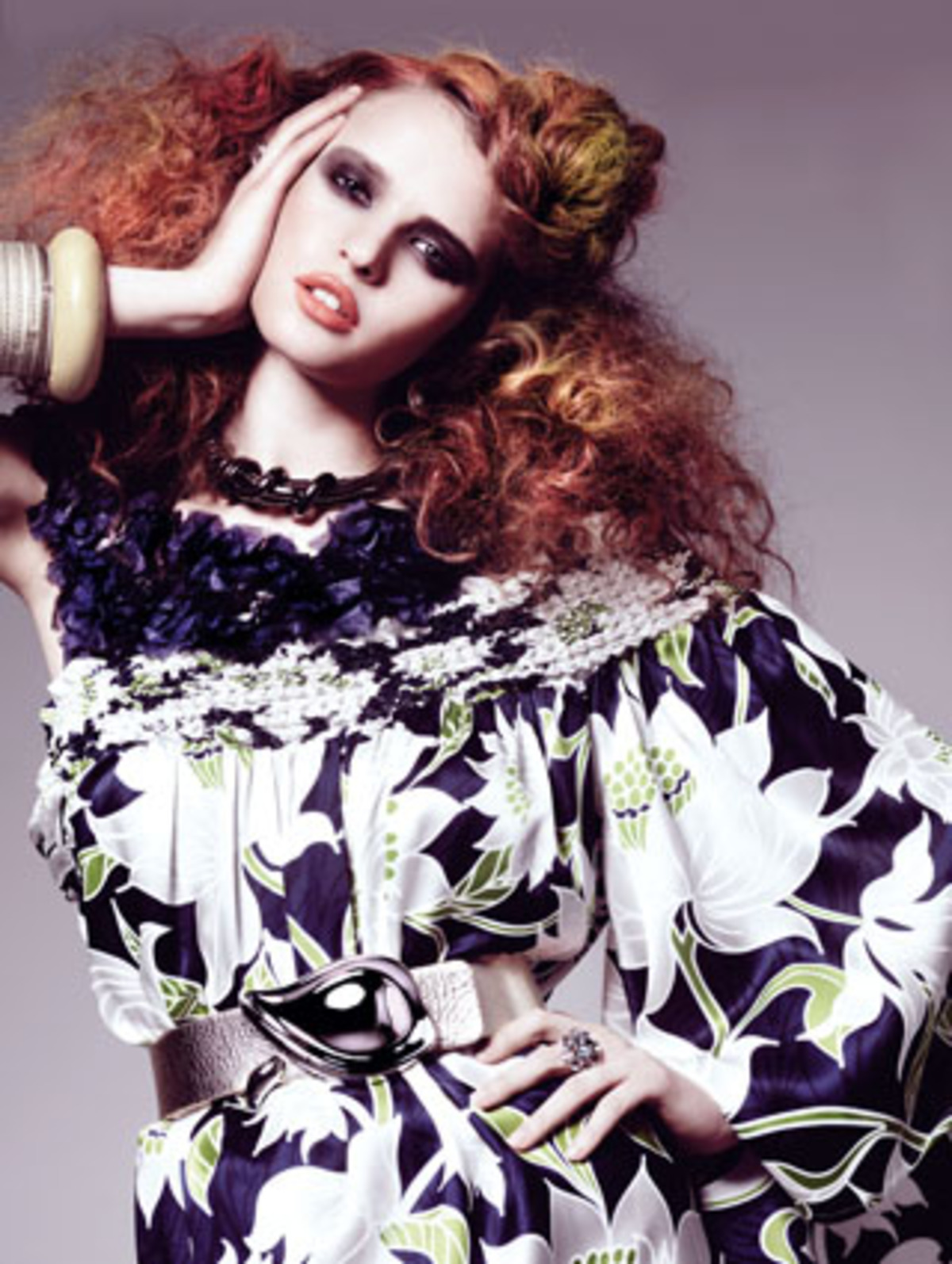 Bluse um 380 Euro von Escada, Gürtel um 365 Euro von Salvatore Ferragamo, Kette von Stefanel, Armband von Loewe und Chanel, beides: Preis auf Anfrage, Ring um 3990 Euro von Schmuckmanufaktur Johannes Hundt.