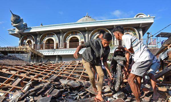 Nach dem neuen schweren Erdbeben auf der indonesischen Ferieninsel Lombok steigt die Zahl der Todesopfer immer weiter. Bei dem Beben der Stärke 7,0 starben nach Angaben der zuständigen Provinzbehörden am Sonntagabend mindestens 142 Menschen.