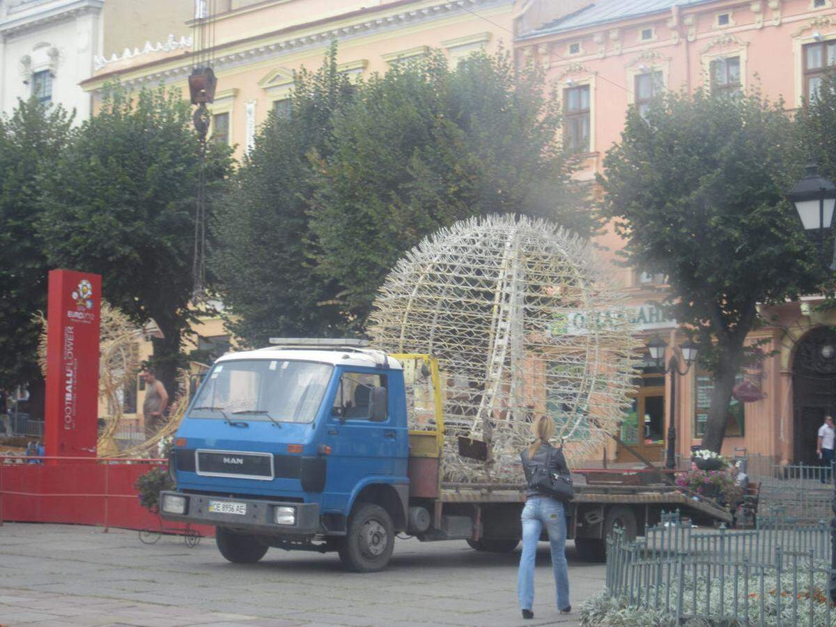 … würde man denken. Am nächsten Tag wird das Ding abgebaut. Auch in der Ukraine beginnt eine neue Ära.Alle Kolumnen von Martin Amanshauser unter www.amanshauser.at 