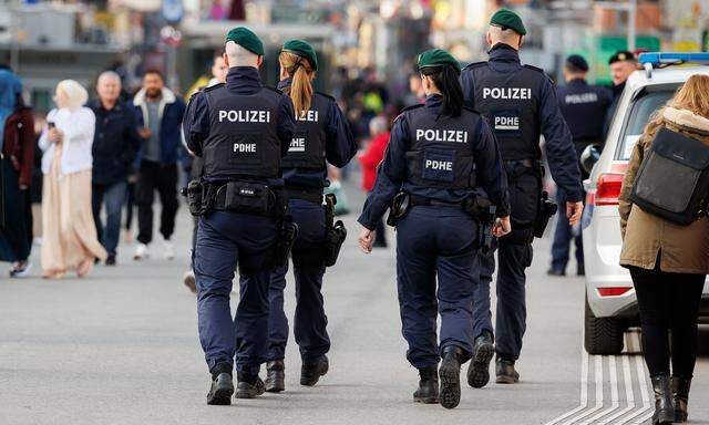 Polizeieinsatzkräfte im Rahmen eines Medientermins der Landespolizeidirektion Wien am Montag, 18. März 2024, am Reumannplatz im 10. Bezirk in Wien. 