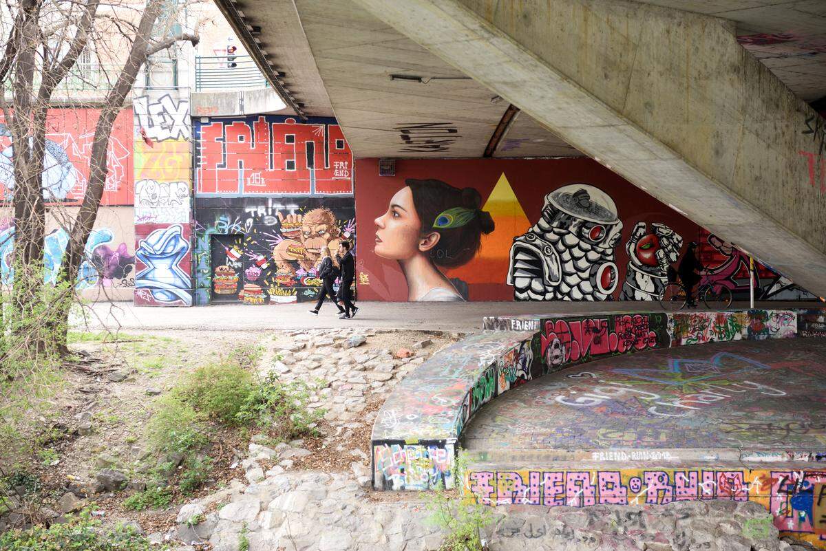 Mittlerweile kann man die Graffitis am Donaukanal auch am Schiff kennenlernen: Die neue "Street Art River Cruise" legt am Schwedenplatz ab und liefert Erklärungen zu vielen Graffitis an den Kanalmauern. Buchbar unter www.primetours.at.