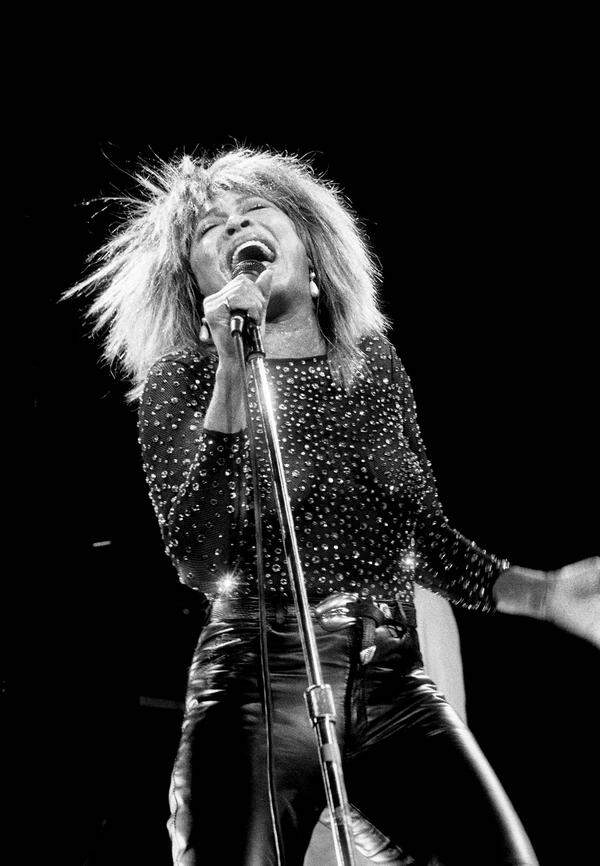 Tina Turner, die "Queen of Rock 'n' Roll" hat mit ihrer gewaltigen Stimme, gewagten Kostümen, sexy Tanzeinlagen und überschäumender Energie ein Millionenpublikum in Ekstase versetzt. Am 24. Mai ist sie im Alter von 83 Jahren gestorben. &gt;&gt; Zum Nachruf: Tina Turner: Sie war eine selbstbestimmte Frau