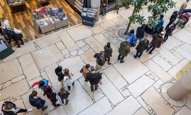 Schlange stehen für die Impfung in einem Einkaufszentrum in Pasching am Samstag