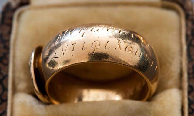 Der Ring trägt unter anderem die griechische Inschrift "Geschenk der Liebe an jemanden, der Liebe wünscht".