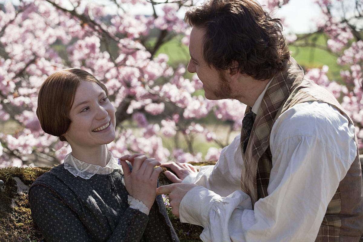 Die junge Erzieherin mit der schweren Kindheit, die in einem düsteren Schloss die Liebe findet, erlebte 2012 ein Kino-Revivial: "Jane Eyre". Hollywood-Newcomerin Mia Wasikowska und Michael Fassbender, im Moment Dauergast auf der Leinwand, spielen in der Schauerromanze das Paar, das sich am Schluss dann doch findet.