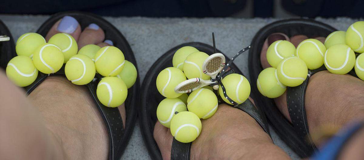 Flip-Flops mit Tennisbällen sorgen auch für die richtige Stimmung.